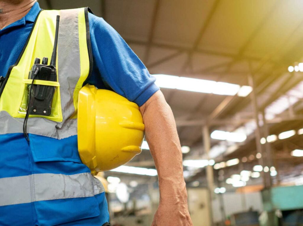 Trabajador con leyes laborales