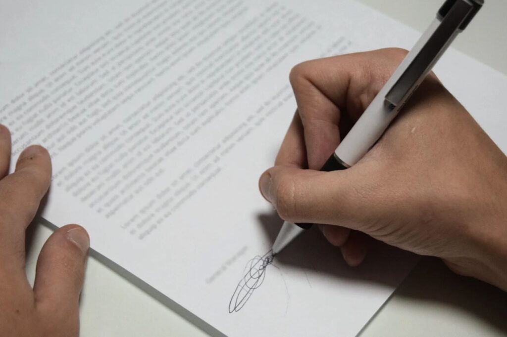 firmando un contrato laboral