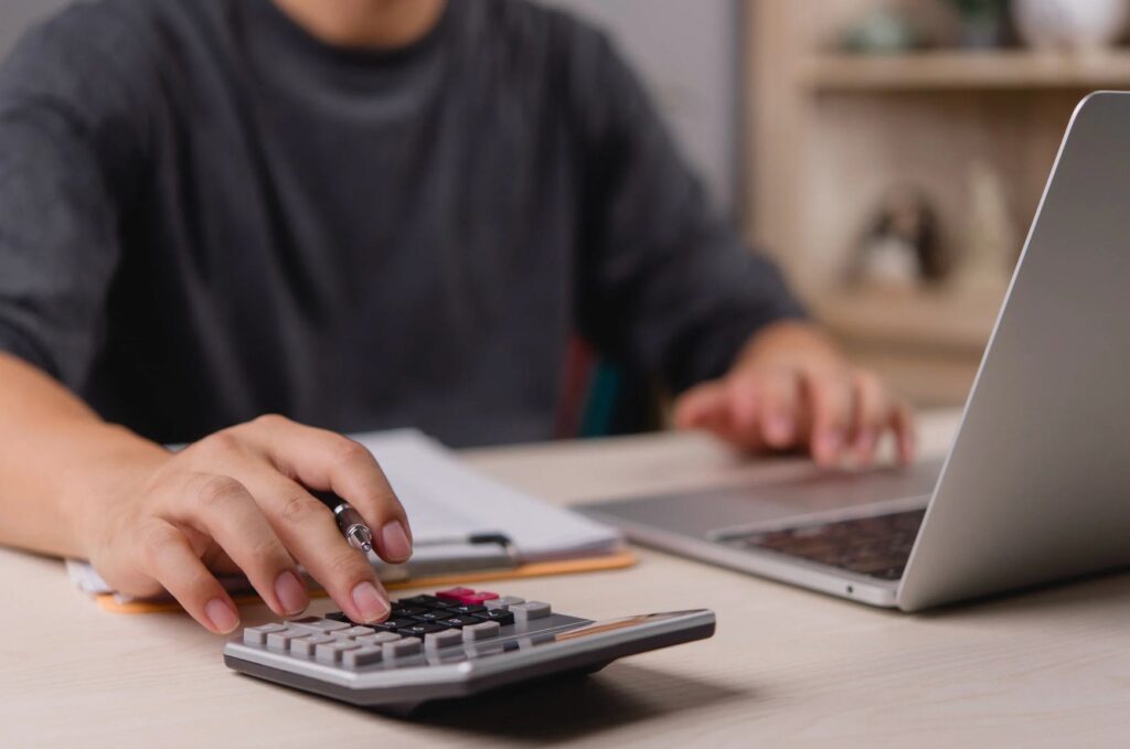 Encargado haciendo el Pago de obligaciones previsionales del empleador