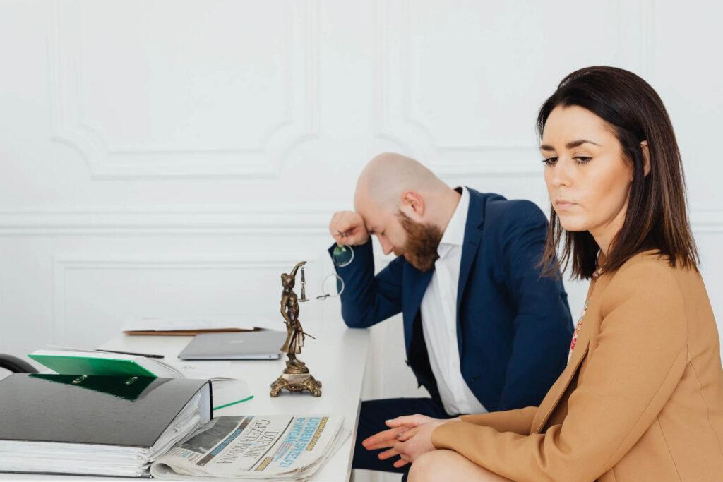 dos parientes con Conflictos Sucesorios Entre Herederos