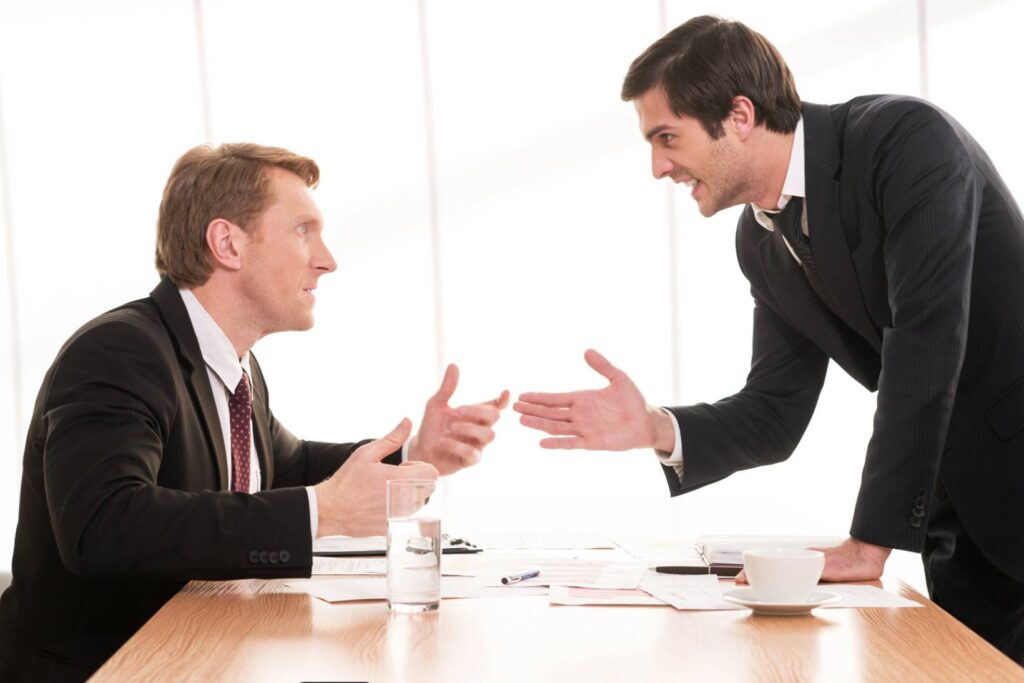 2 socios familiares enfrentando Conflictos Sucesorios Entre Herederos