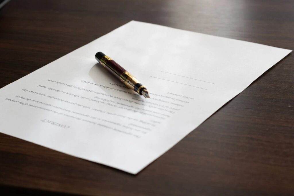 cómo se redacta un contrato comercial que cumpla con las leyes en Chile