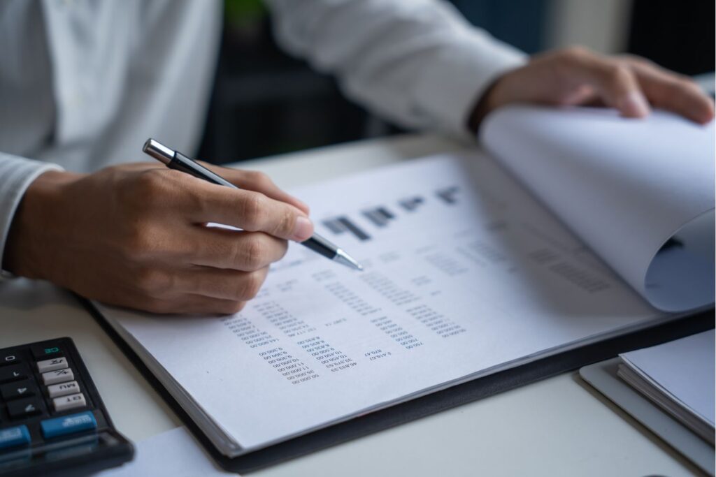 revisando números en el proceso de una auditoría laboral