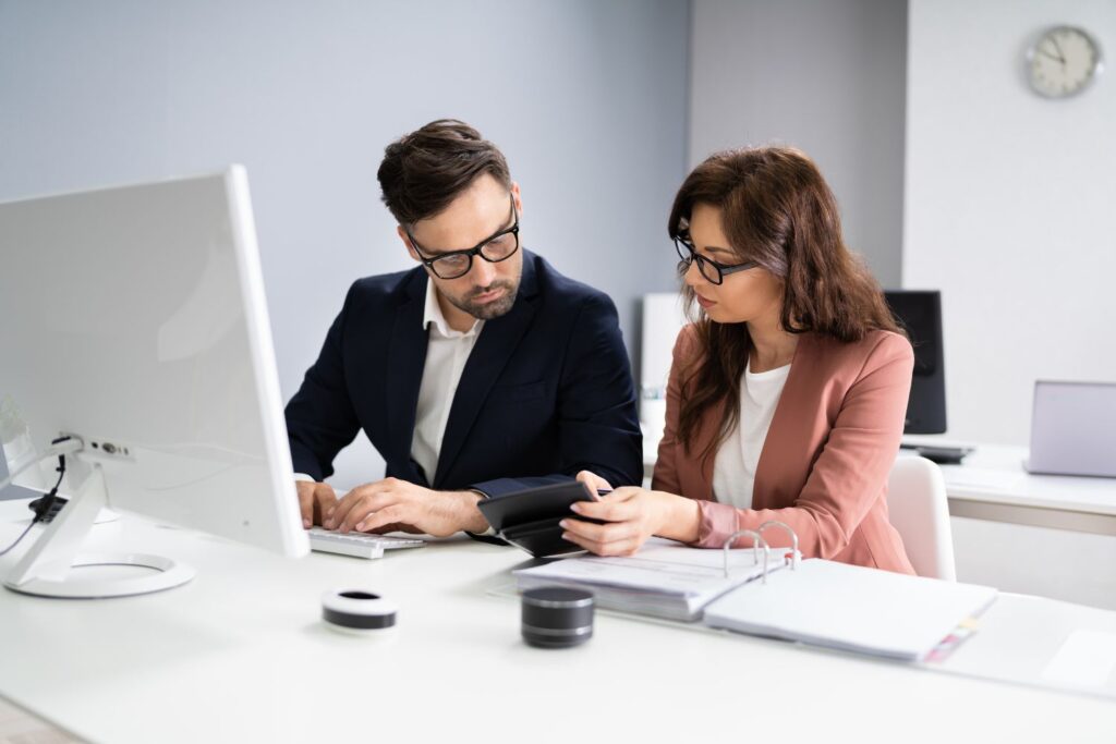 dos personas desarrollando una auditoría laboral