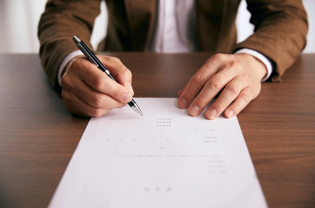 Cómo Redactar un Contrato Comercial que Cumpla con las Leyes Chilenas