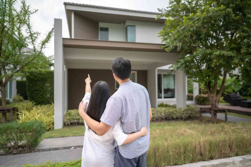 pareja firmando su contrato de arriendo con opción de compra