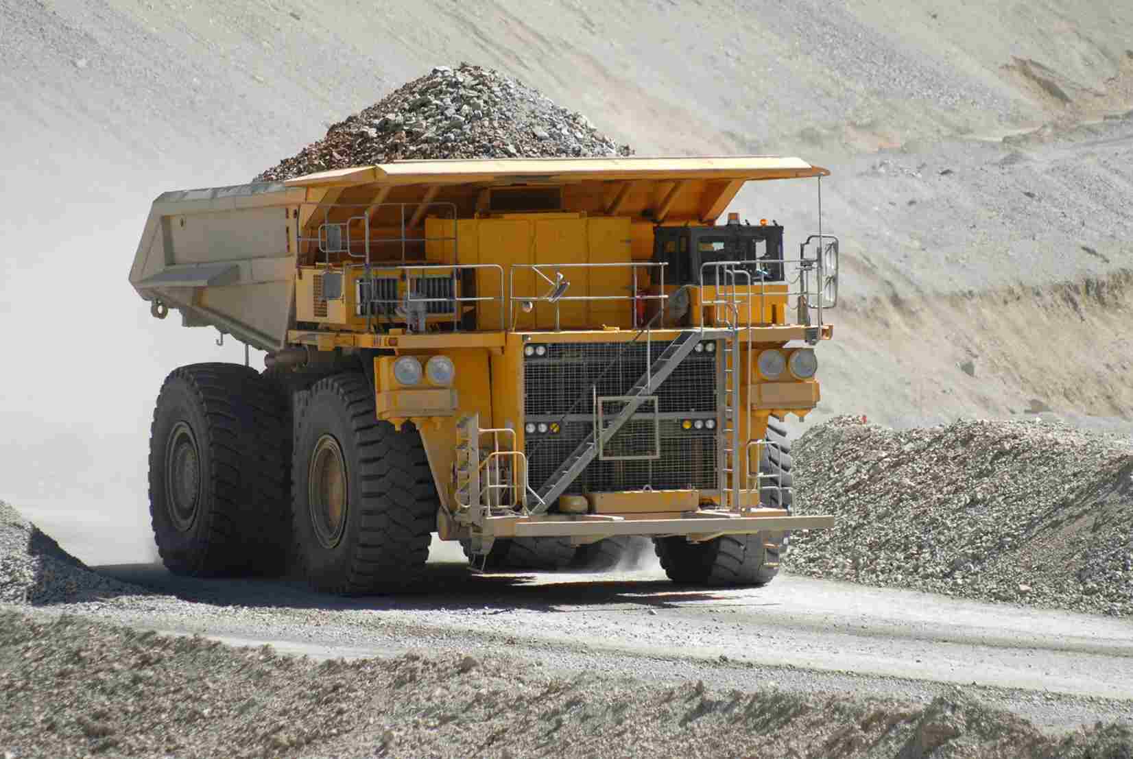 Camión trabajando para una inversión minera