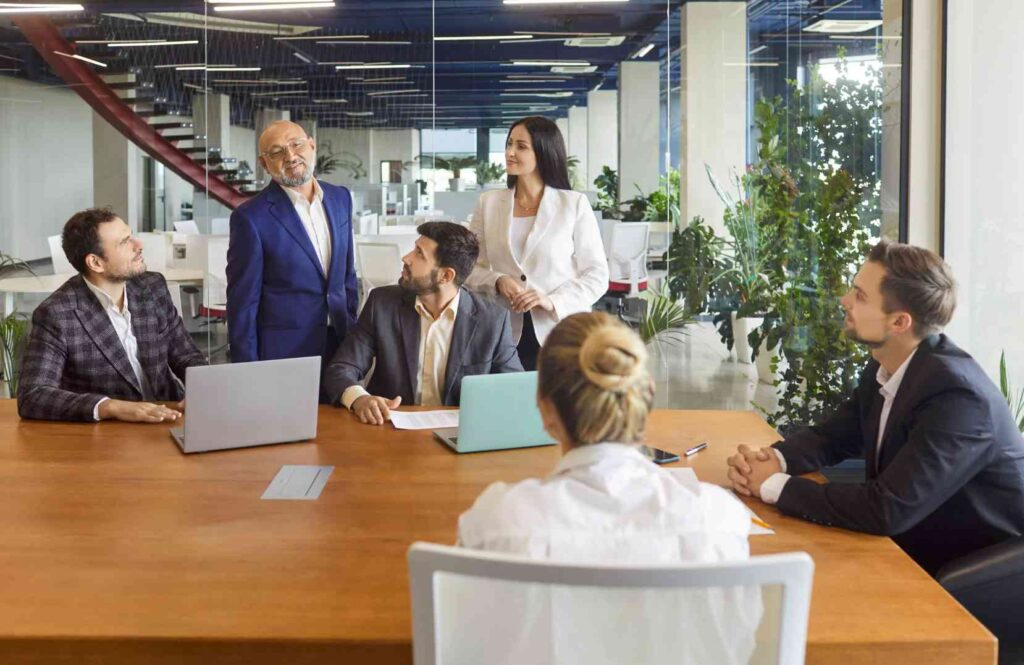 Socios discutiendo el Pactos de Accionistas