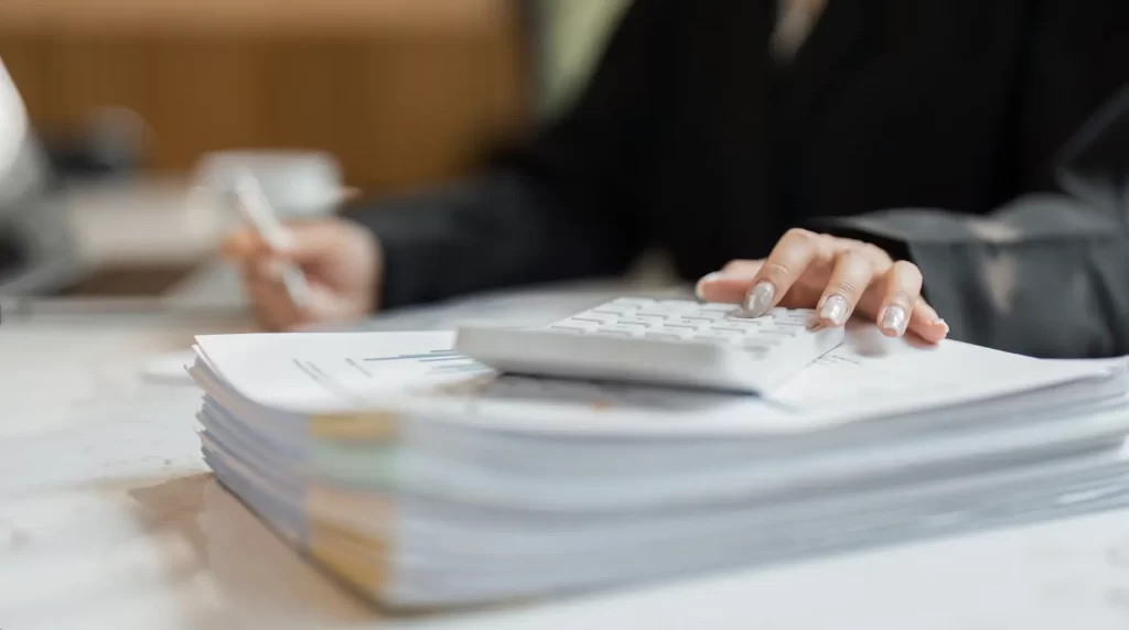 persona calculando la devolución de Impuesto