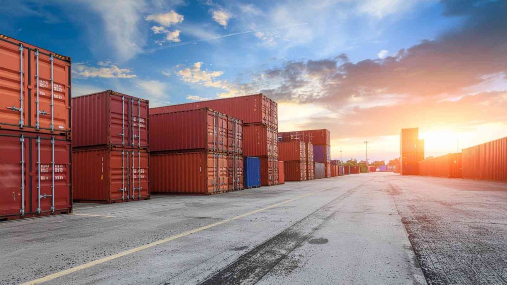 patio con contenedores sujetos a la recuperación de iva exportador