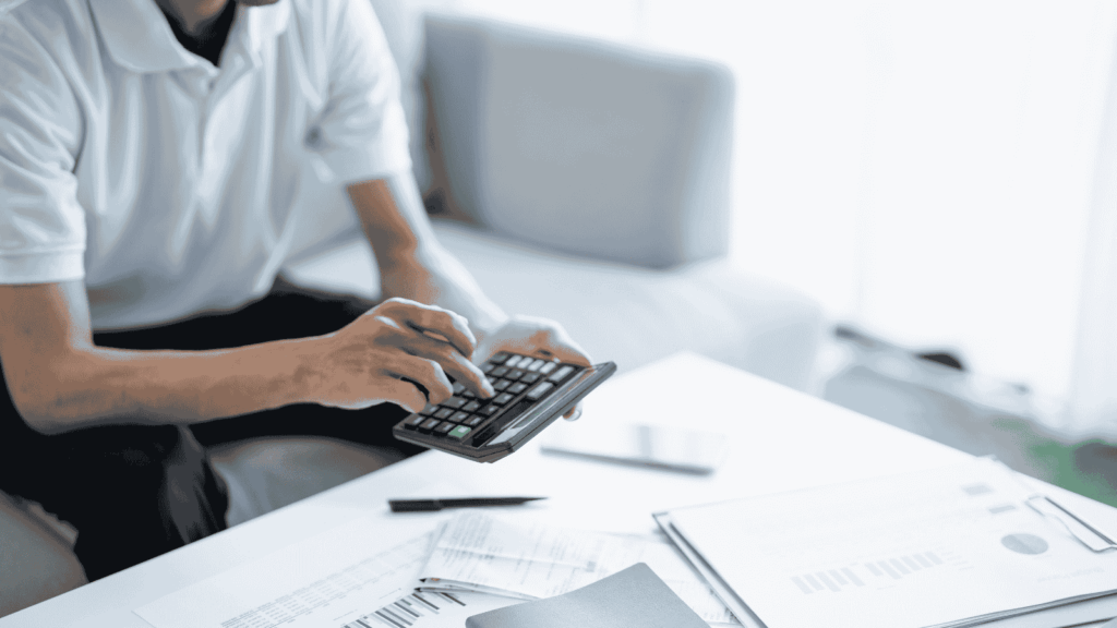 persona preparando la declaración de impuestos