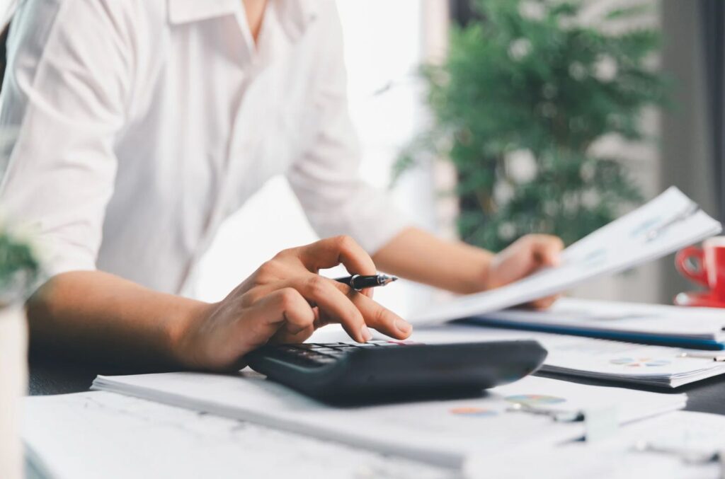 persona calculando para el pago de impuesto a la renta