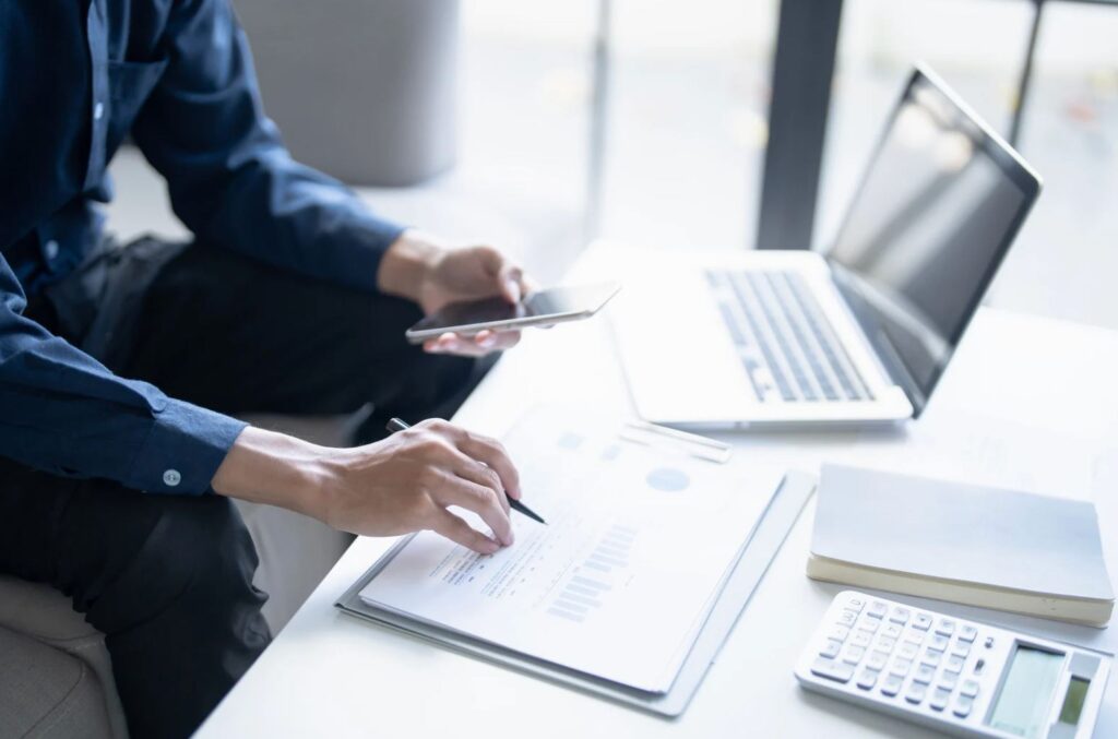 persona ordenando todo para la declaración de renta de una empresa