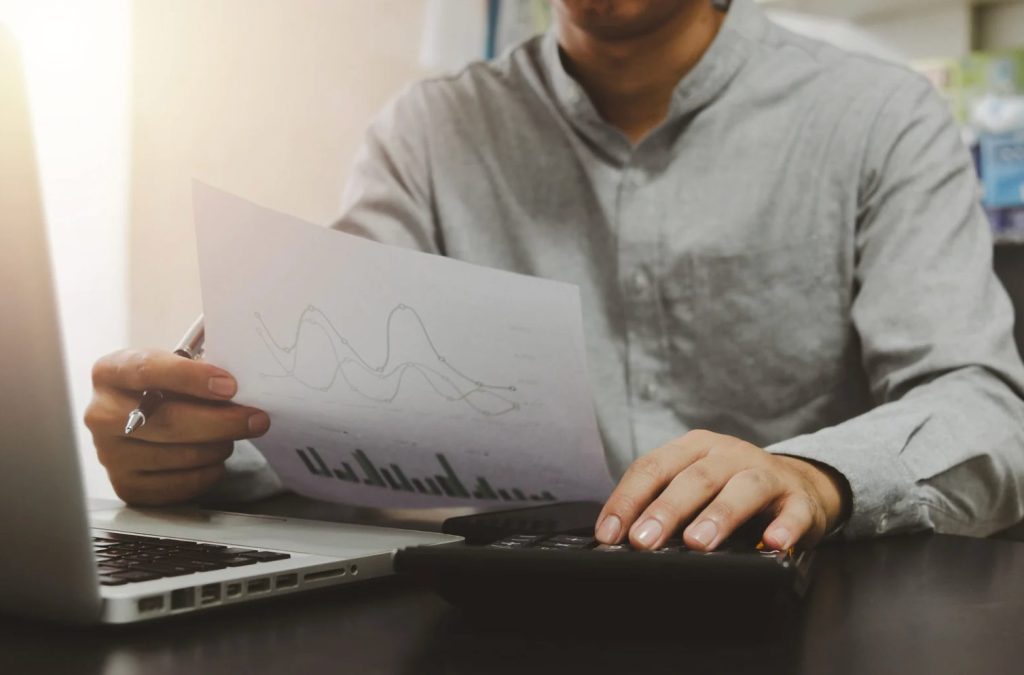 Socio calculando el Crédito Fiscal vs. Débito Fiscal para el  IVA en Chile