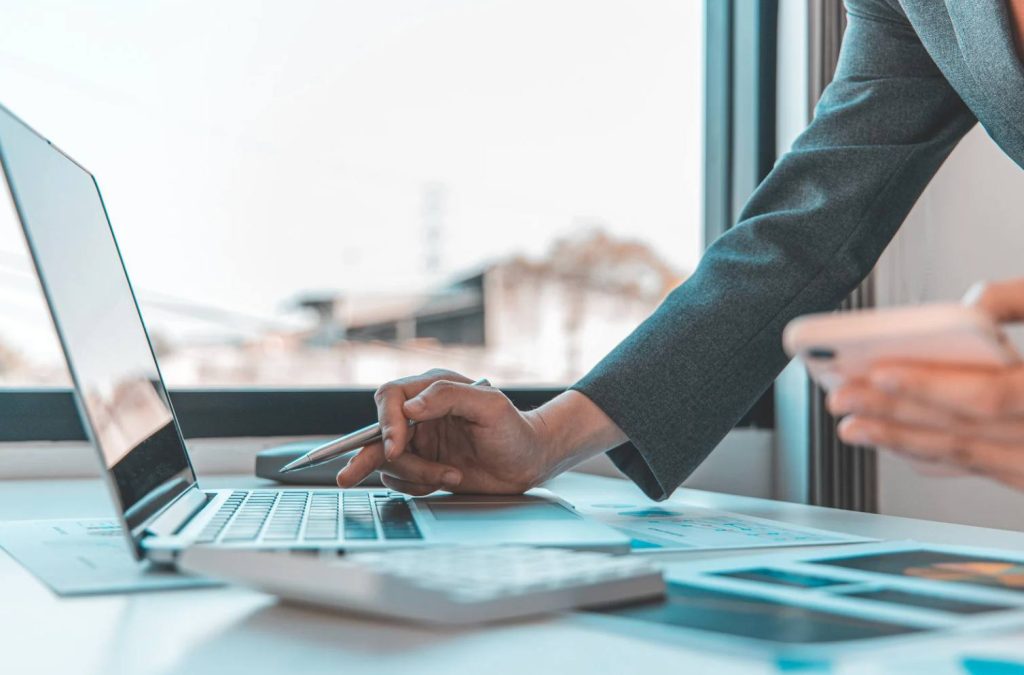 Persona calculando el Crédito Fiscal vs. Débito Fiscal