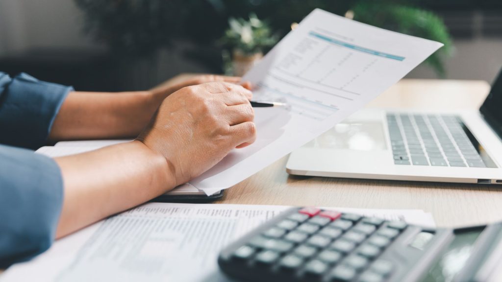 Calendario con los días de vencimiento del Formulario 29 junto a una calculadora y una carpeta de documentos tributarios