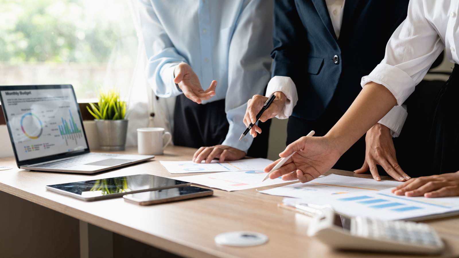 Equipo contable analizando los márgenes de utilidad del estado de resultados de una empresa