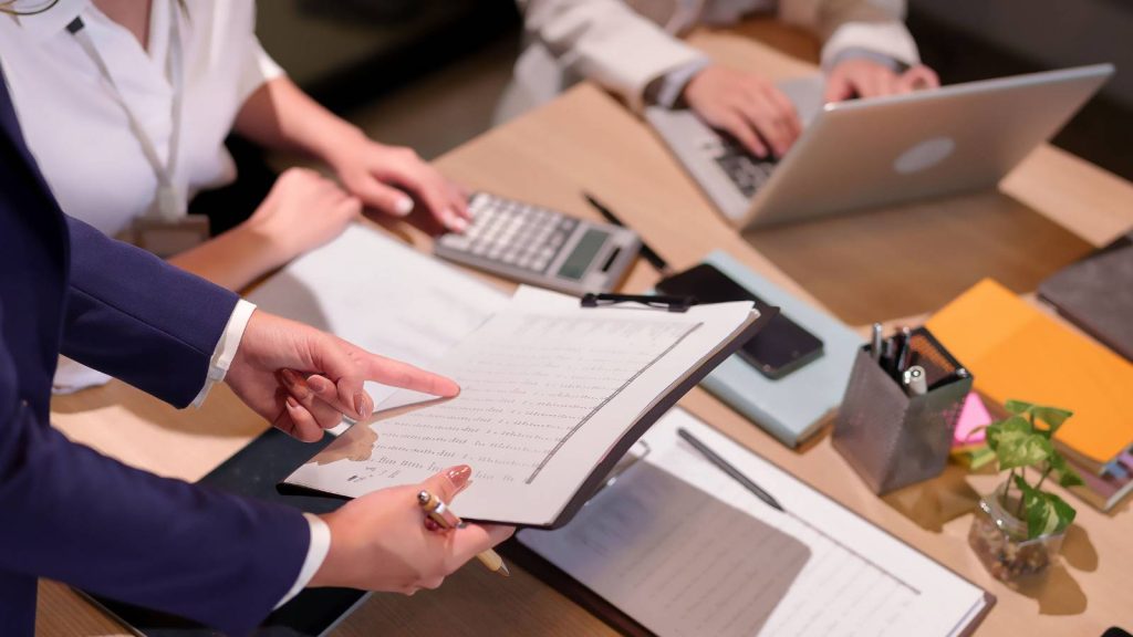 Equipo contable revisando el estado de resultados y el flujo de caja de una empresa