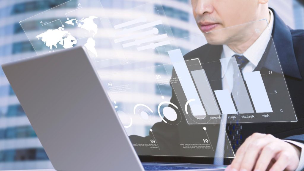 Gerente de empresa revisando gráficos de resultados financieros en su computador