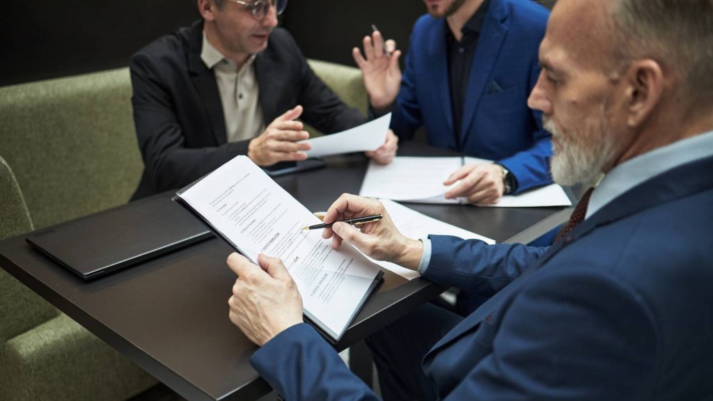 Reunión de asesoría tributaria revisando documentación ante una fiscalización del SII