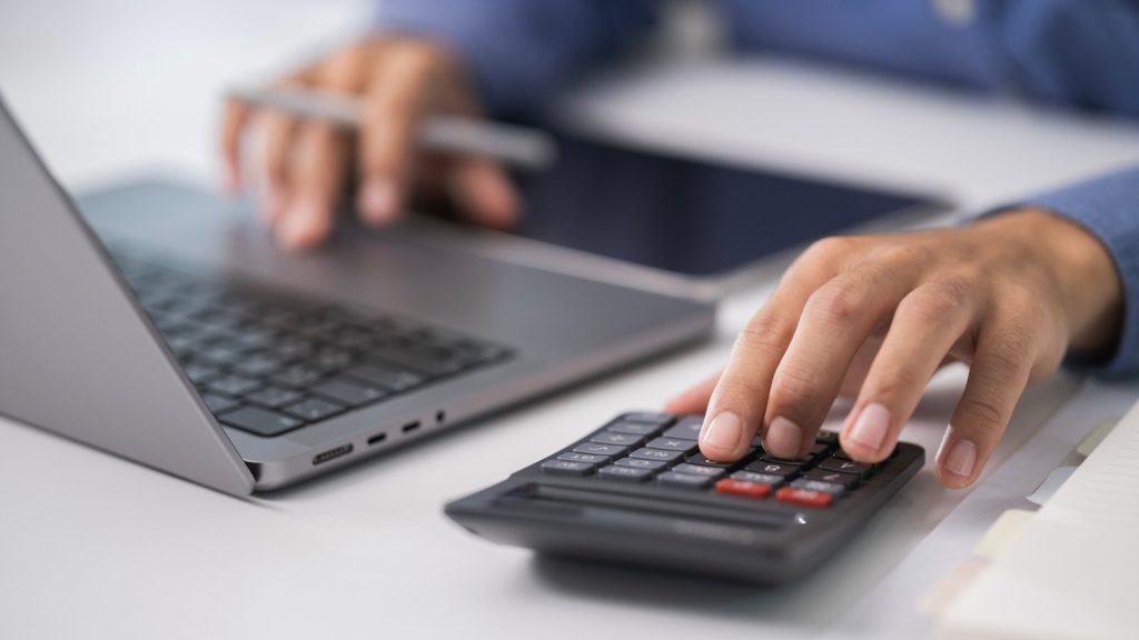 cálculo de declaraciones tributarias en línea con calculadora y notebook
