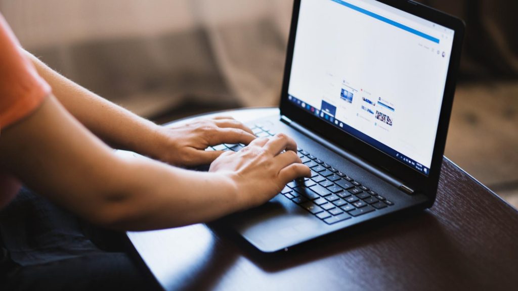 Persona completando en línea el trámite para eliminar un giro ante el SII desde su computador