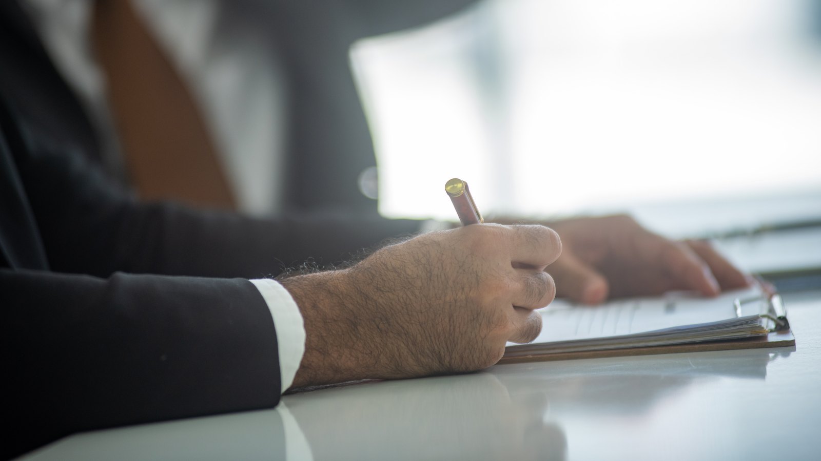 Firma de documentos de sucesión de una empresa familiar