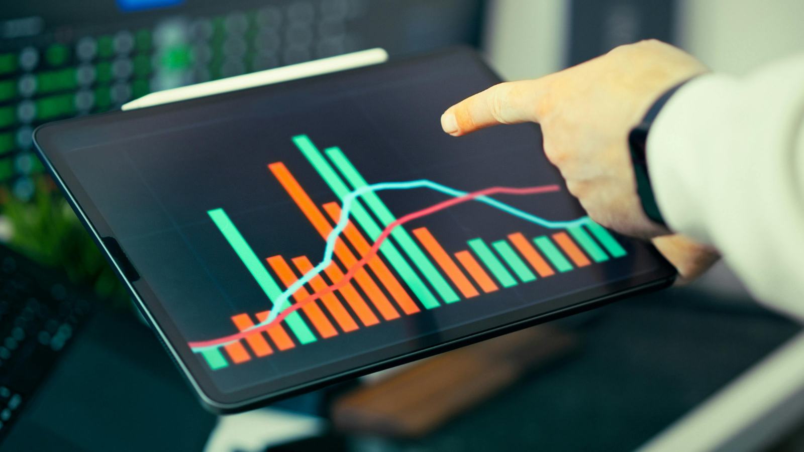 Persona revisando en una tablet un gráfico financiero, representando el análisis del flujo de caja de una empresa