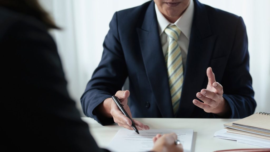 Abogado asesorando a un representante de empresa sobre cómo presentar un reclamo tributario ante el SII
