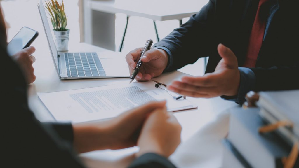 Equipo legal revisando la documentación de una empresa para preparar un reclamo tributario ante el SII