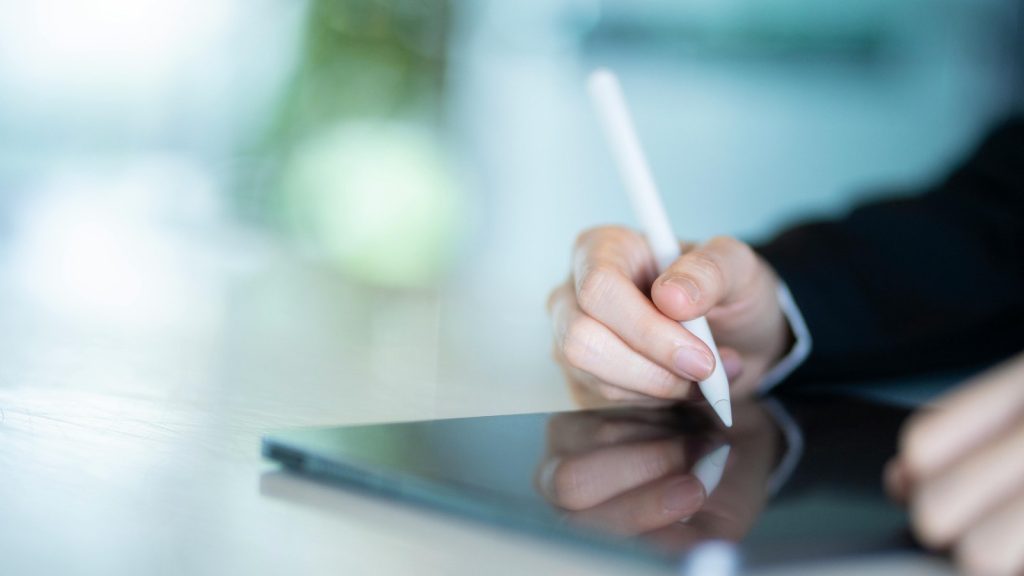 Revisión y firma digital de los antecedentes tributarios antes de solicitar el certificado de término de giro