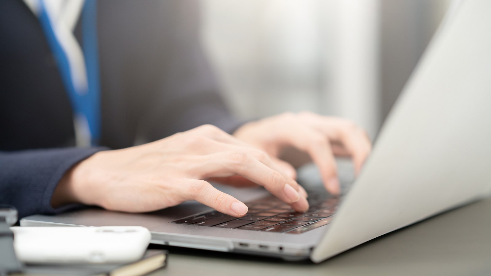 Manos escribiendo en un laptop durante el trámite en línea de término de giro ante el SII
