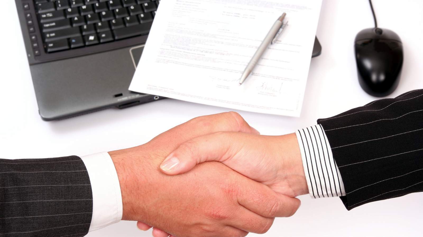 Firma de contrato de outsourcing contable entre una empresa y su proveedor