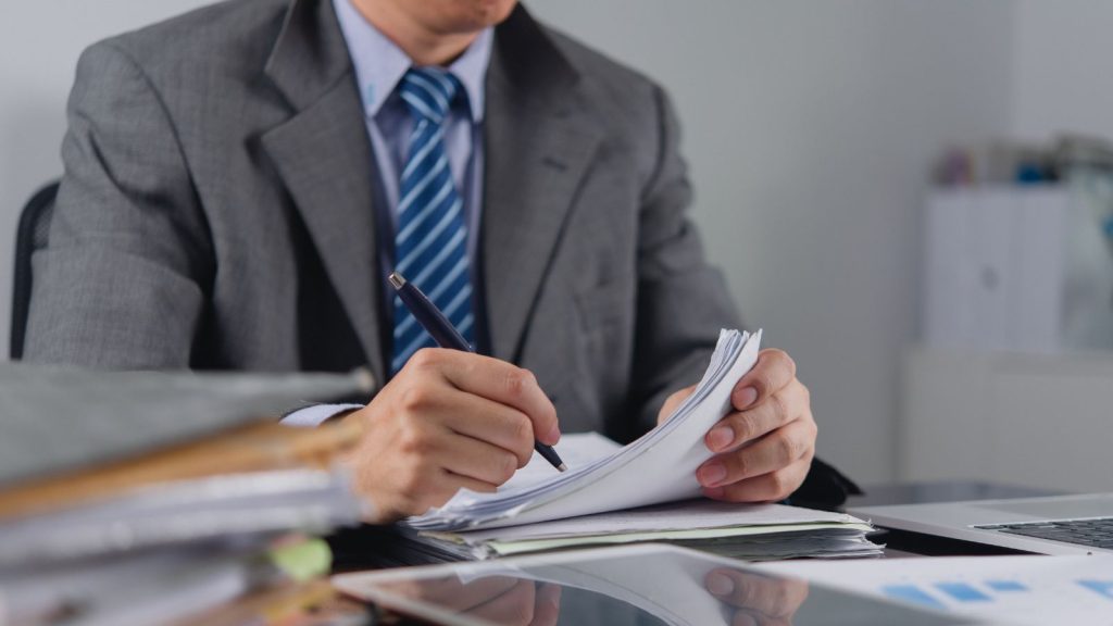 Contador revisando documentos y comprobantes de una empresa en outsourcing contable