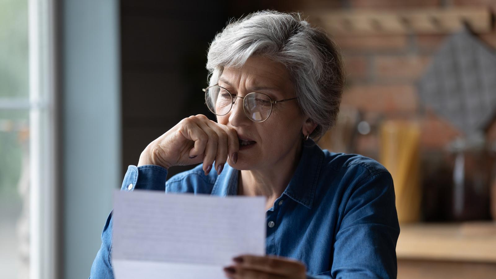Contribuyente leyendo con preocupación una carta de citación del SII