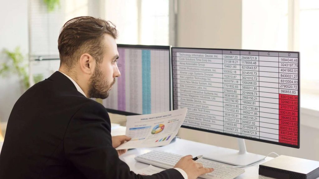Profesional revisando antecedentes contables de la empresa para responder una citación del SII